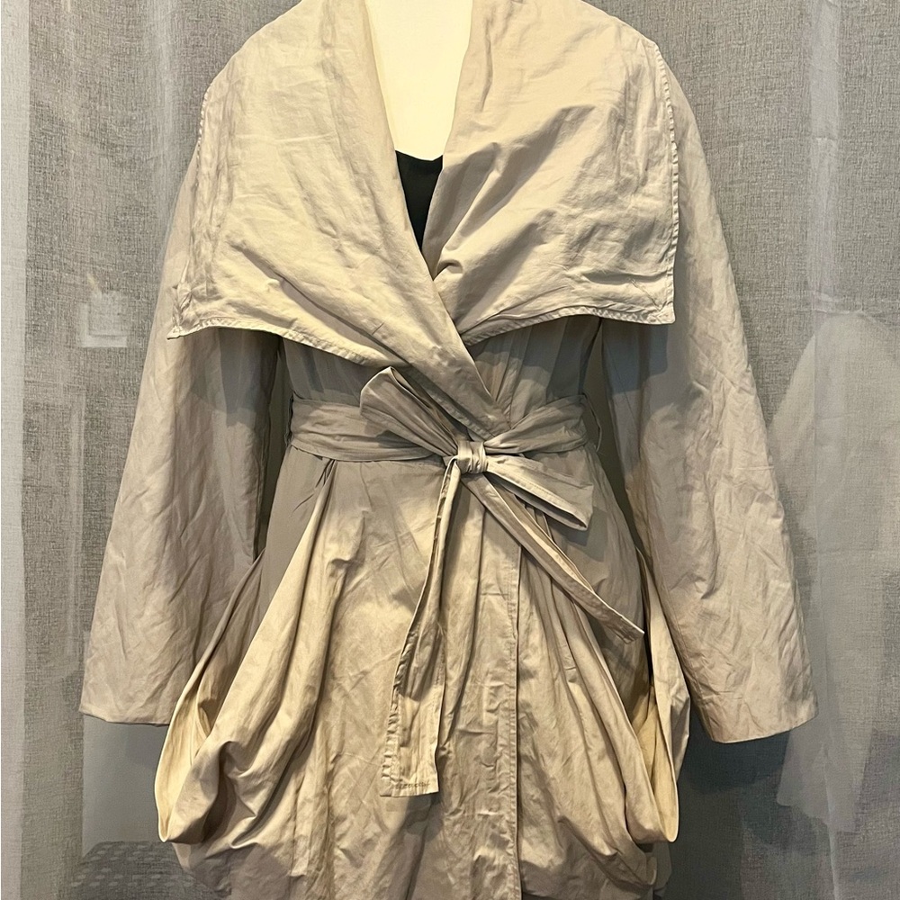 Entrara beige Trench Coat with Belt and Water-Resistant Fabric, VGUC